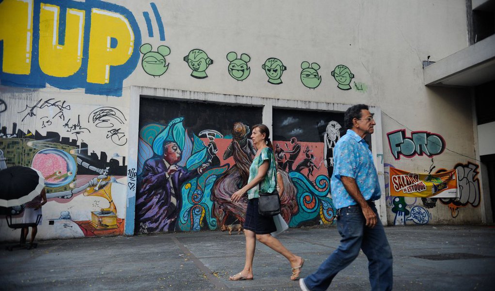 Prefeito do Rio de Janeiro, Eduardo Paes, assinou nesta terça (18) o decreto GrafiteRio, que regulamenta a arte do grafite; entre as ações previstas estão a criação do Conselho Carioca do Grafite, a implantação de Células de Revitalização, o apoio à ferramenta web StreetArtRio e a instituição do Dia do Grafite, que será comemorado em 27 de março, mesma data usada em São Paulo, em homenagem a Alex Vallauri, um dos precursores do grafite no Brasil, que morreu em 27 de março de 1987