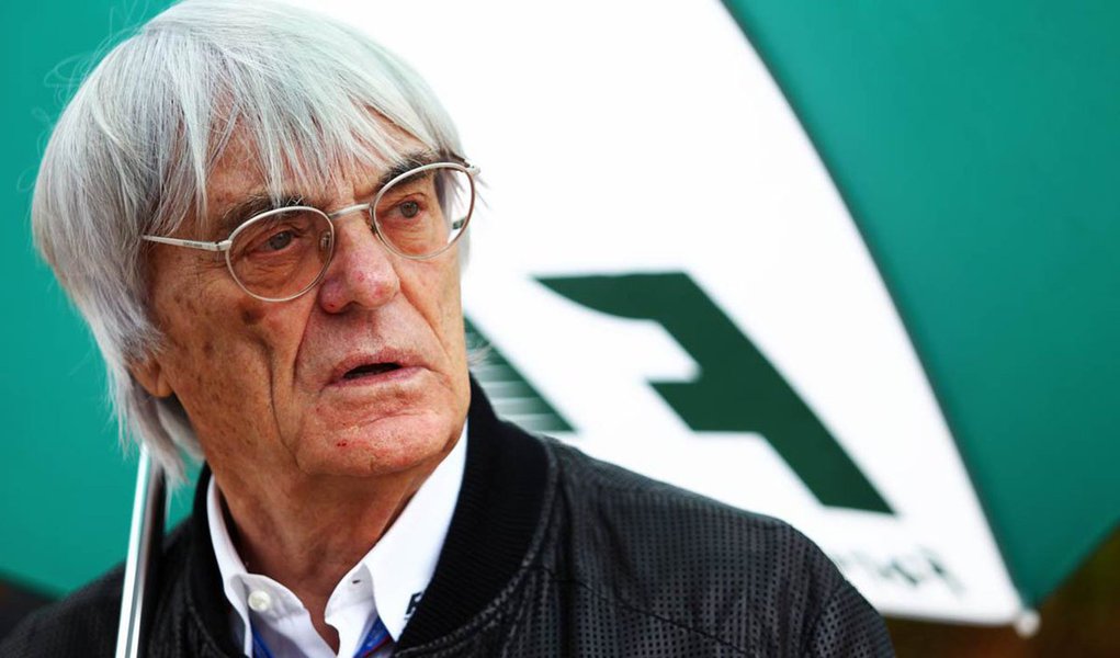 A Fórmula 1 concordou em aceitar duas novas equipes, inclusive uma norte-americana proposta pelo proprietário de time da Nascar Gene Haas, disse o chefe comercial da categoria, Bernie Ecclestone, neste domingo
