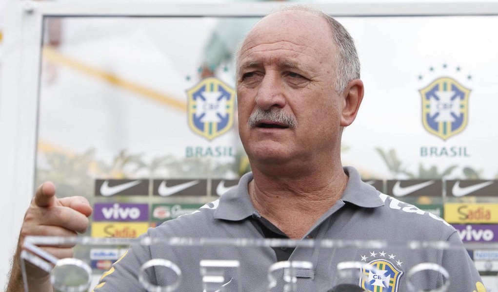Novidades são Fernandinho e Rafinha; seleção brasileira enfrentará a África do Sul no dia 5 de março, na última partida antes da lista final para a Copa do Mundo