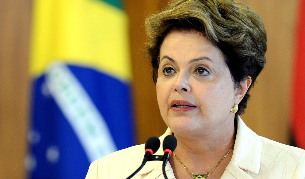 Pressionada a rever o papel do PMDB no governo, a presidente Dilma Rousseff se reunirá com a cúpula do partido na segunda (3) em jantar no Palácio da Alvorada, depois que peemedebistas abriram fogo contra o tratamento dispensado à legenda; na visão dele, o partido só é chamado para apagar incêndios e nunca é envolvido nas decisões do governo; a relação entre governo e PMDB sempre foi tensa, mas se deteriorou muito após a reeleição de Dilma, durante a montagem do novo ministério e com sinais claros de que o partido não seria integrado ao núcleo decisório da petista