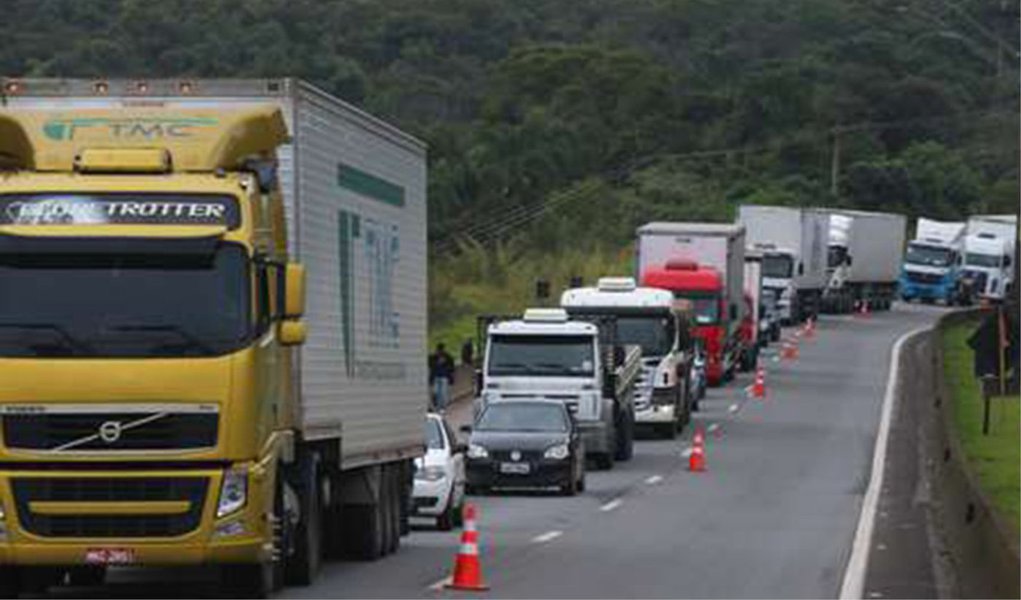 A pista no sentido São Paulo da rodovia foi bloqueada em ambos os sentidos na altura do Km 290, na região de Itapecerica da Serra (SP) por causa de um acidente envolvendo uma carreta e um caminhão, por volta das 10h50 de hoje; o acidente provocou derramamento de um produto químico chamando antimônio na pista; acidente provocou lentidão e congestionamento nas pistas durante todo o dia; rodovia é a principal de São Paulo com a região Sul do país