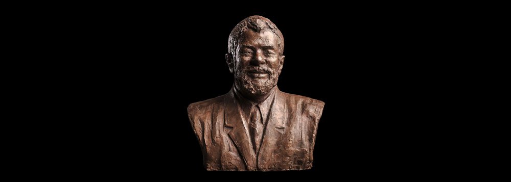 Estátua de bronze do ex-presidente do Brasil faz parte da exposição "A América nos olhos de Yuan Xikun", no National Mall, em Washington, nos EUA; entre outras pessoas retratadas pelo artistas chinês estão Abraham Lincoln (Estados Unidos) e Gabriel García Márquez (Colombia)