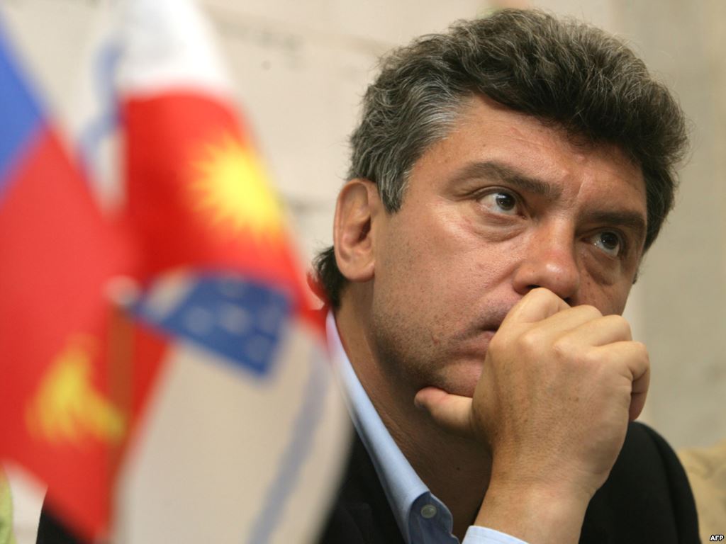 Morte do opositor russo e antigo vice-primeiro-ministro Boris Nemtsov, no centro de Moscovo, foi "minuciosamente planeada", adiantaram sábado os investigadores responsáveis pela investigação; investigadores encontraram também no local do crime seis cápsulas de munições de calibre 9 mm, provenientes de diferentes fabricantes, o que torna mais difícil rastrear a sua origem