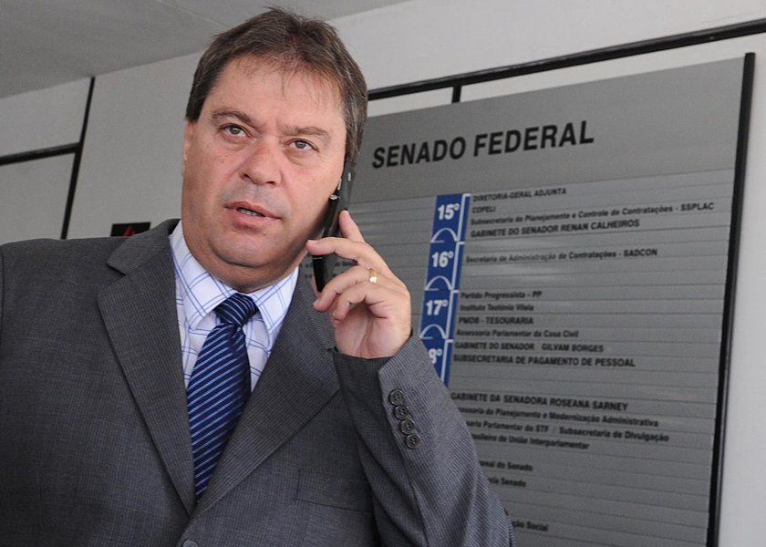 Omézio Ribeiro Pontes, que já foi flagrado em um vídeo recebendo maços de dinheiro de Durval Barbosa, o delator do escândalo de corrupção em Brasília conhecido como "mensalão do DEM", foi contratado como assessor de confiança do senador Gim Argello, do PTB (foto)