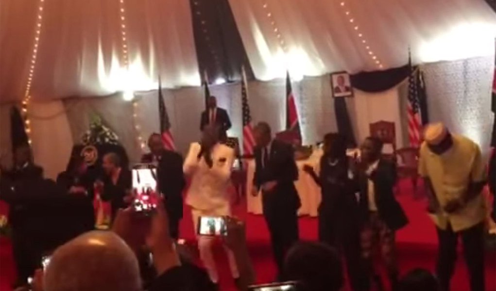 Presidente dos EUA, Barack Obama quebrou o protocolo e dançou, acompanhado pela Conselheira Nacional de Segurança, Susan Rice, sua irmã Auma Obama, e pelo presidente queniano Uhuru Kenyatta, a dança Lipala; assista 