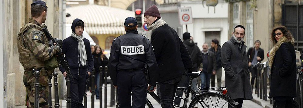 Prisões foram feitas na região sul de Paris, inclusive em Montrouge, onde uma jovem policial foi morta nos ataques; os presos são suspeitos de fornecerem "apoio logístico" para os ataques a tiros
