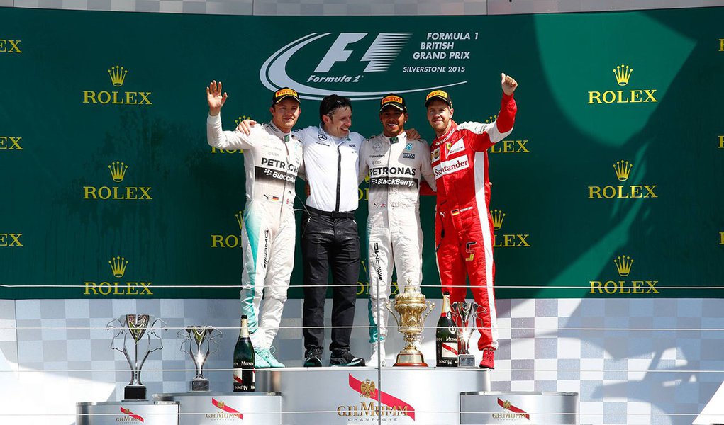 Atual campeão da Fórmula 1, Lewis Hamilton venceu neste domingo, 5, o Grande Prêmio da Grã-Bretanha pelo segundo ano consecutivo, enquanto seu companheiro de Mercedes e rival na disputa pelo título, Nico Rosberg, terminou em segundo lugar; alemão Sebastian Vettel ficou em terceiro com sua Ferrari; brasileiro Felipe Massa, da Williams, acabou ficando em quarto, fora do pódio, após um bom começo de prova; Hamilton está 17 pontos à frente de Rosberg, após terem sido completadas 9 das 19 corridas do ano