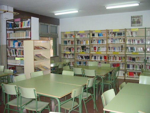 O Brasil precisa construir mais de 64,3 mil bibliotecas em escolas públicas até 2020 para cumprir a meta de universalizar esses espaços, prevista na Lei 12.244; a legislação, sancionada em 24 de maio de 2010, obriga todos os gestores a providenciarem um acervo de, no mínimo, um livro para cada aluno matriculado, tanto na rede pública quanto privada; a cinco anos do fim do prazo, 53% das 120,5 mil escolas públicas do país não têm biblioteca ou sala de leitura; levantamento foi feito pelo portal Qedu, da Fundação Lemann