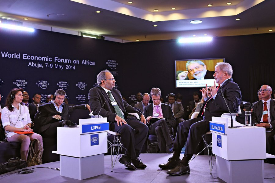 Em entrevista ao secretário-executivo da ONU para a África, Carlos Lopes, ex-presidente disse que fará "o que puder" para reduzir o preconceito no Brasil; "Cada gesto que eu puder fazer, eu vou fazer para reduzir o preconceito. Nós estamos trabalhando muito, mas ainda é pouco, o Brasil tem que fazer mais", afirmou, acrescentando que o País tem "dívida de solidariedade" com a África; ele participa do Fórum Econômico Mundial para a África em Abuja, na Nigéria; no evento, Lula também condenou o sequestro de mais de 200 meninas nigerianas pelo grupo terrorista Boko Haram
