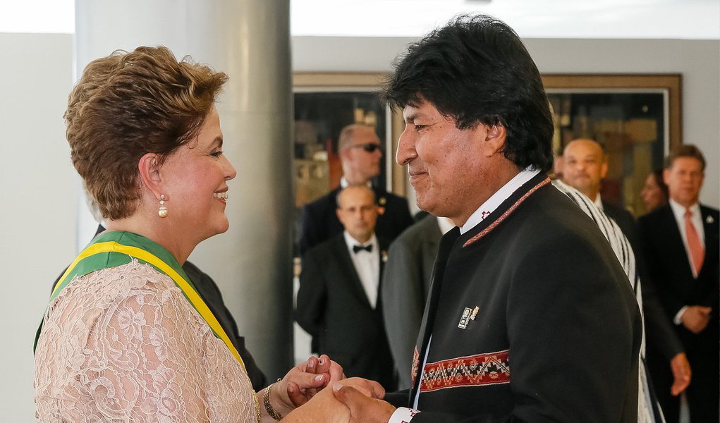 A presidente Dilma Rousseff viaja na próxima semana para a Bolívia, onde prestigiará o colega Evo Morales, que assumirá o terceiro mandato como presidente boliviano; Morales esteve no Brasil há duas semanas, durante a cerimônia de recondução de Dilma à Presidência; a data da viagem de Dilma ainda não foi confirmada pela Secretaria de Comunicação da Presidência