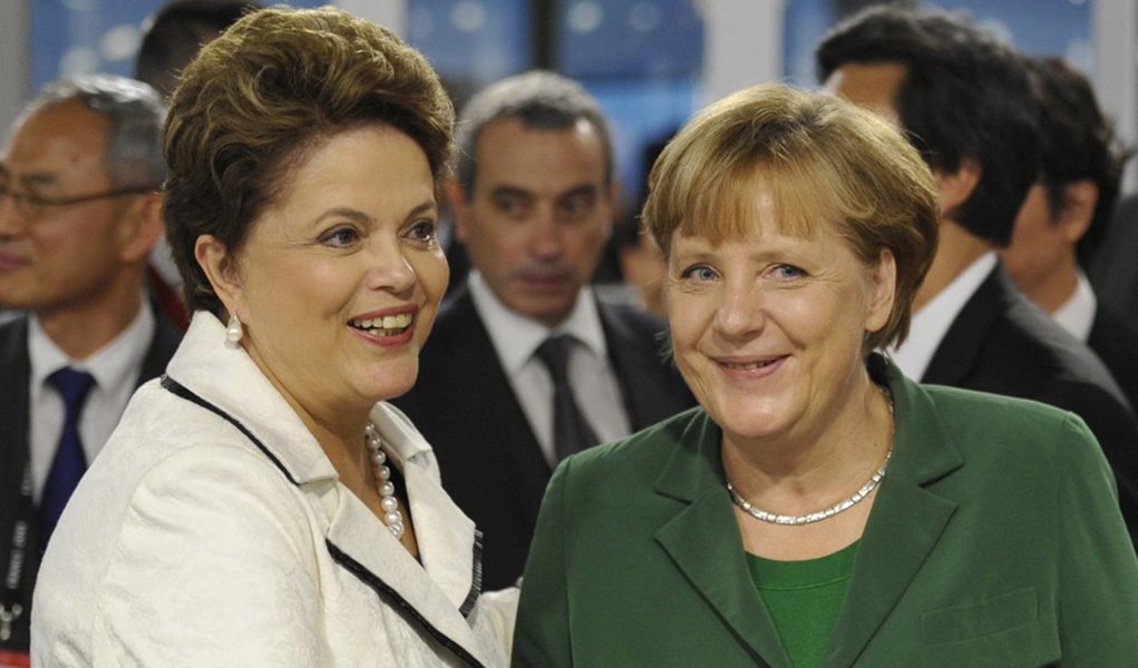 Terceiro comitê da Assembleia-Geral da Organização das Nações Unidas, que trata dos direitos humanos, adotou por unanimidade a resolução elaborada pelos governos do Brasil e da Alemanha; espera-se agora que o documento seja submetido a votação na Assembleia-Geral de 193 membros no próximo mês; apesar de não citar países específicos, o projeto foi elaborado pela presidente Dilma Rousseff e pela premiê alemã Angela Merkel depois que os dois governos foram alvos de espionagem dos EUA