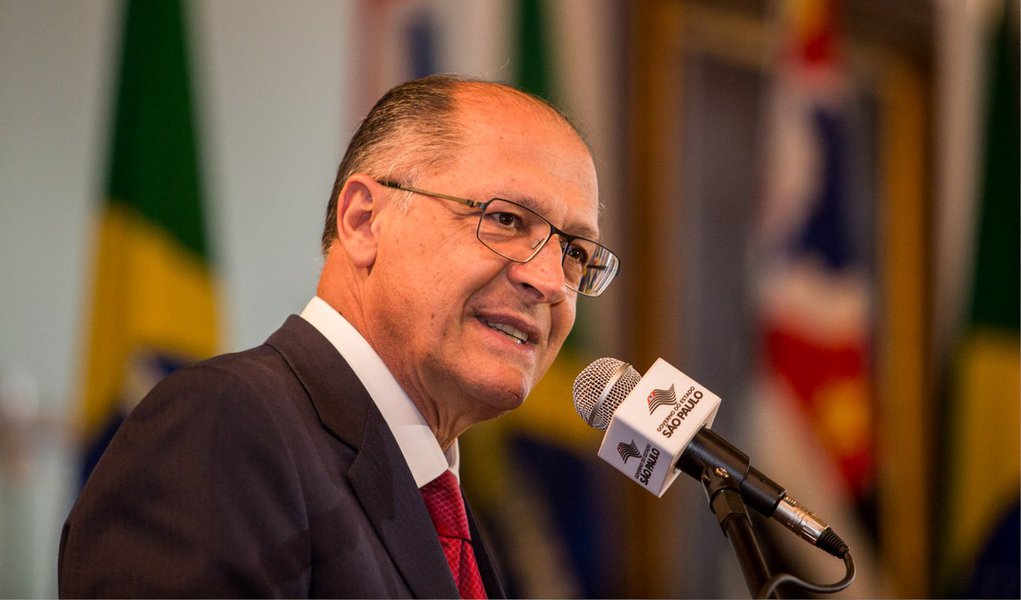 Governador Geraldo Alckmin (PSDB) classificou nesta quinta-feira, 2, a proposta aprovada pela Câmara que reduz a maioridade penal de 18 para 16 anos para crimes hediondos como "legítima e necessária"; "Não estava tendo uma resposta legal necessária à altura da gravidade dos crimes cometidos por esses menores", afirmou; Alckmin defende a mudança no Estatuto da Criança e Adolescente para aumentar a internação máxima de três para oito anos no caso de crimes hediondos e delitos equiparáveis, como o tráfico de drogas; apesar da aprovação, para o tucano, a PEC pode demorar para ser colocada em prática; "Nesse ponto, a mudança no ECA seria mais rápida e de aplicação imediata. A PEC é mais longa", afirmou