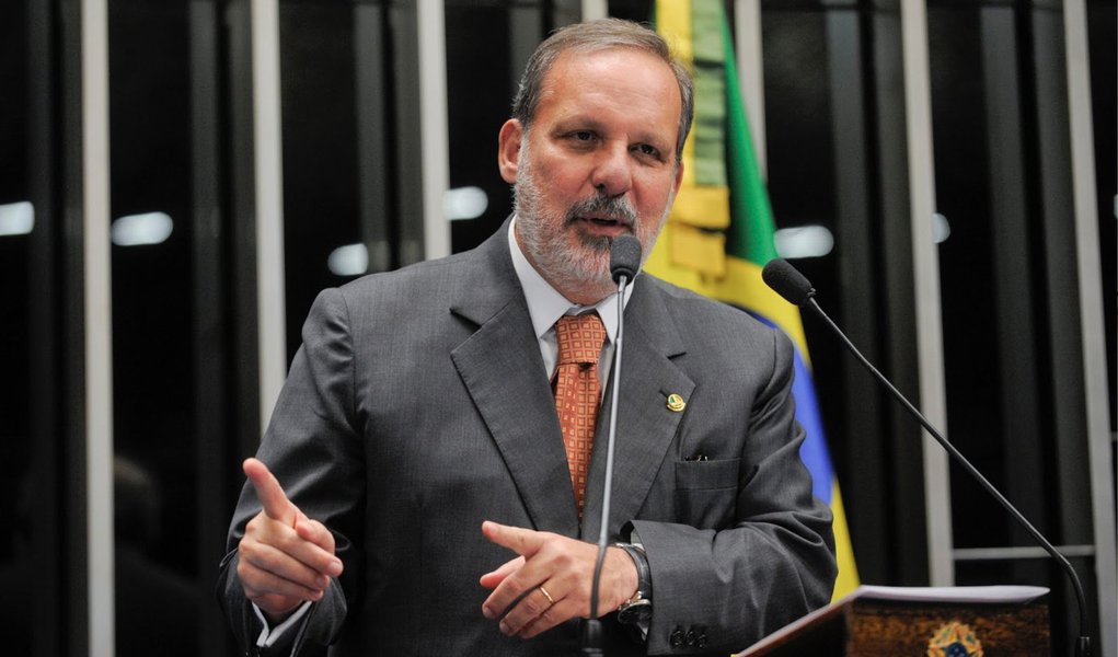 Senador Armando Monteiro (PTB) será o quarto ministro do segundo mandato a ser anunciado oficialmente na próxima segunda (1); ele vai ocupar o Ministério do Desenvolvimento, Indústria e Comércio Exterior; indicação de Monteiro conta com o apoio da indústria e é uma busca da presidente Dilma Rousseff de aproximar seu governo do empresariado