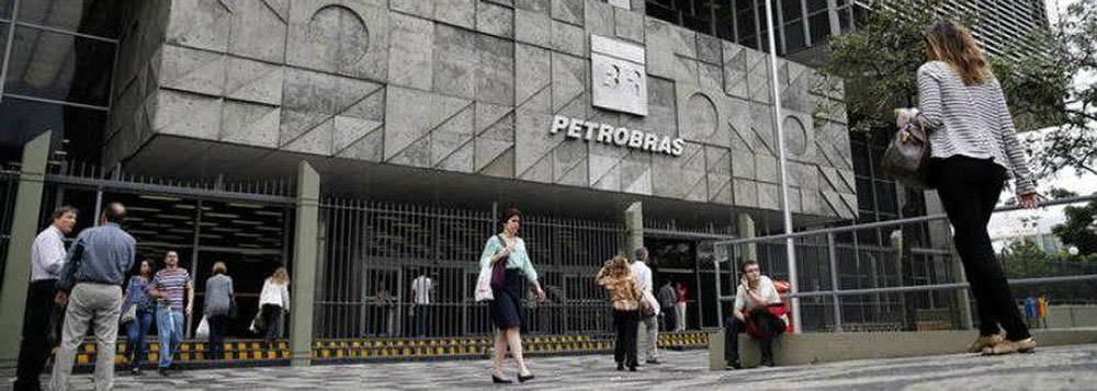 Conselho de Administração da Petrobras autorizou a companhia a captar até US$ 19,1 bilhões  em recursos ao longo de 2015; comunicado divulgado nesta quinta-feira, 5, revelou a uma decisão do colegiado tomada em reunião na última sexta-feira, 27; uma fonte com conhecimento direto do assunto já havia dito à Reuters na quarta-feira que a diretoria havia recebido a autorização para as captações, mas que a forma e um cronograma para a contratação das dívidas ainda não estão definidos