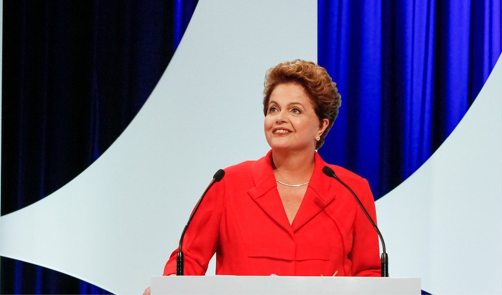Candidata à reeleição, Dilma Rousseff (PT), deu uma declaração defendendo a criminalização da homofobia no Brasil; "Sou contra qualquer forma de violência contra pessoas. No caso especifico da homofobia, eu acho que é um ofensa ao Brasil. Então, fico triste de ver que temos grandes índices atingindo essa população. Acho que a gente tem que criminalizar a homofobia, que não é algo com o que a gente pode conviver", disse