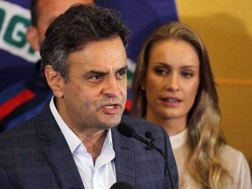 O eleitorado pró Aécio não se contenta com a derrota obtida nas urnas e, poucas horas após o resultado, já pede a cabeça da presidenta numa bandeja. Prato esse muito apreciado pela nossa direita há certo tempo
