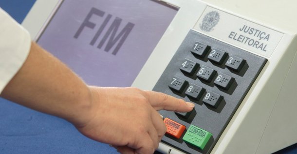 Quem poderia fraudar a vontade popular e alterar os resultados coletados nas urnas eletrônicas? Respondo com clareza: aqueles que têm acesso a elas. Quem tem acesso às urnas? As empresas terceirizadas pelo TSE e pelos TREs para cuidar do processo eleitora