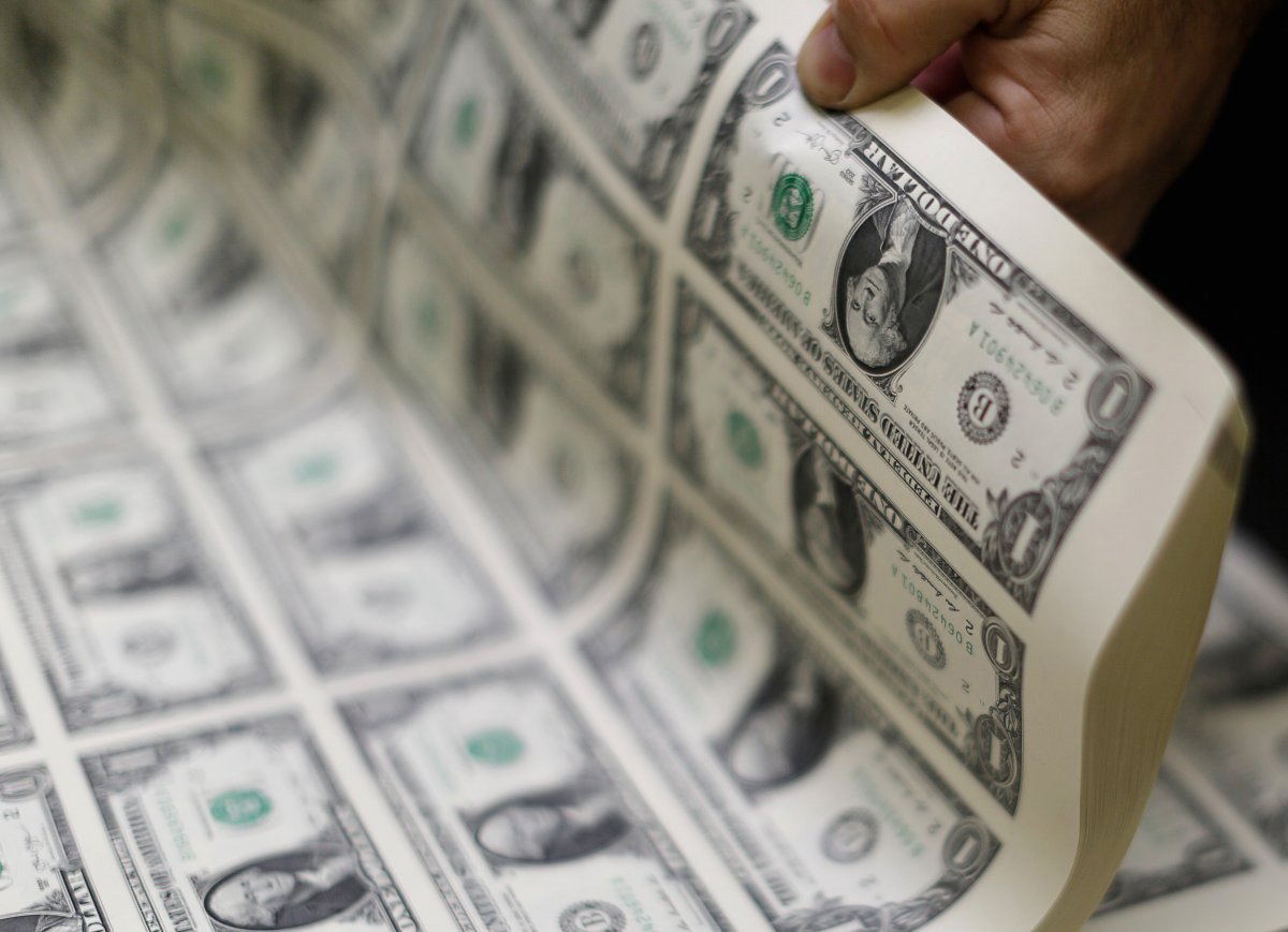 O dólar fechou acima de R$ 2,928 pela primeira vez em mais de dez anos nesta terça-feira, 3; segundo analistas ouvidos pela Reuters, investidores testando a tolerância do Banco Central ao fortalecimento da moeda norte-americana; "Já tem gente se preparando para (a cotação de) 3 reais", disse o operador de um importante banco nacional
 