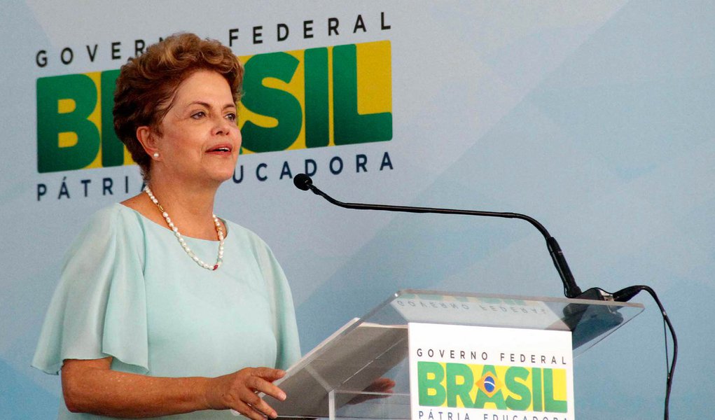 A presidente Dilma Rousseff afirmou nesta sexta (28) que concorda "com tudo que o ex-presidente Luiz Inácio Lula da Silva fala" após ter sido questionada sobre afirmações dele, pela manhã, de que, se for preciso, será candidato nas eleições de 2018; o ex-presidente afirmou mais cedo que "se a oposição acha que vai ganhar, que não vai ter disputa, e que o PT está acabado, ela pode ficar certa de que, se for necessário, eu vou para a disputa e vou trabalhar para que a oposição não ganhe as eleições"