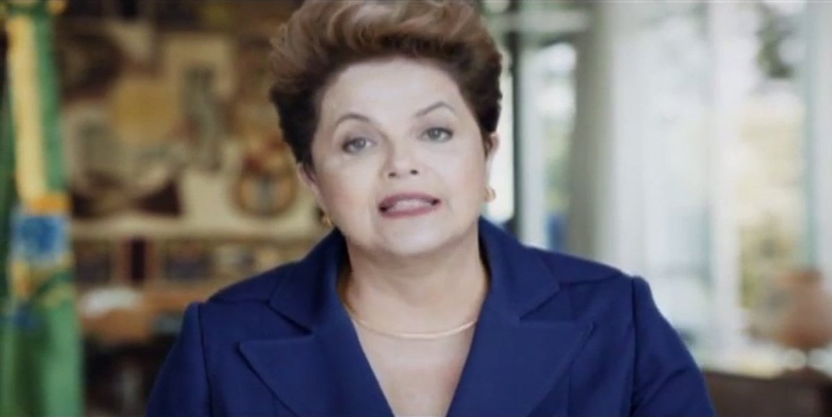 Presidente Dilma Rousseff (PT) aproveitou o pronunciamento, em cadeia nacional, nesta quarta (30), pelo Dia do Trabalhador, para partir para o ataque e assim se reafirmar candidata; ela fez uma ampla defesa do seu governo, justificou o reajuste da tarifa da energia elétrica, reafirmou o controle da inflação  e a política de valorização do salário e reforçou sua posição em relação a Petrobras; Dilma anunciou ainda um reajuste de 10% no Bolsa Família e correção na tabela do Imposto de Renda; "Junto com vocês, vamos continuar fazendo todas as mudanças que forem necessárias para melhorar a vida dos brasileiros"