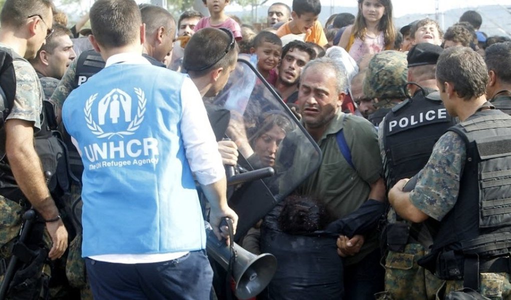 Até 3 mil refugiados devem atravessar a fronteira da Macedônia diariamente nos próximos meses, liderados por sírios que fogem da guerra e cidadãos de países vizinhos, informou a agência de refugiados da Organização das Nações Unidas; "Não vemos nenhum fim no fluxo de pessoas nos próximos meses", disse Melissa Fleming, porta-voz-chefe do Alto Comissariado das Nações Unidas para os Refugiados (Acnur)
