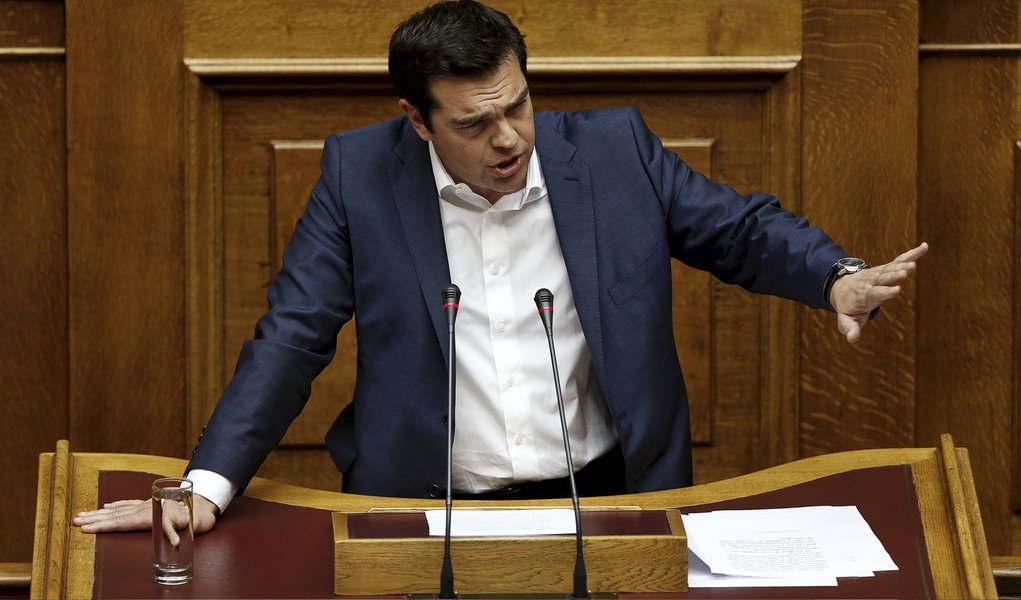 Primeiro-ministro, Alexis Tsipras, rejeitou uma proposta "absurda" e "irreal" de seus credores e espera que ela seja retirada; os credores ofereceram a Tsipras uma proposta austera de compromisso que liberaria auxílio financeiro ao país, mas incluía medidas às quais o premiê se opôs, como aumentos de impostos, privatizações e reformas previdenciárias