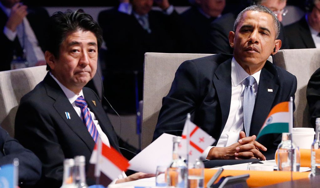 Uma lista de "35 alvos secretos da NSA (agência de segurança norte-americana) no Japão incluía o Governo japonês, empresas como a Mitsubishi (...) e vários responsáveis do Banco Central", como o governador Haruhiko Kuroda, de acordo com o WikiLeaks; o primeiro-ministro japonês, Shinzo Abe, não figura entre as pessoas vigiadas