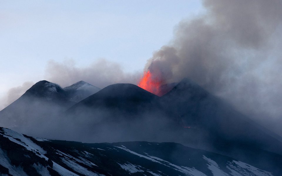 O maior vulcão da Europa é relativamente jovem e tem erupções quase constantes. A Unesco o inseriu na lista do patrimônio natural da humanidade, definindo-o como um dos vulcões mais emblemáticos e ativos do mundo. E agora, com o Street View, você pode subir até a sua cratera principal
