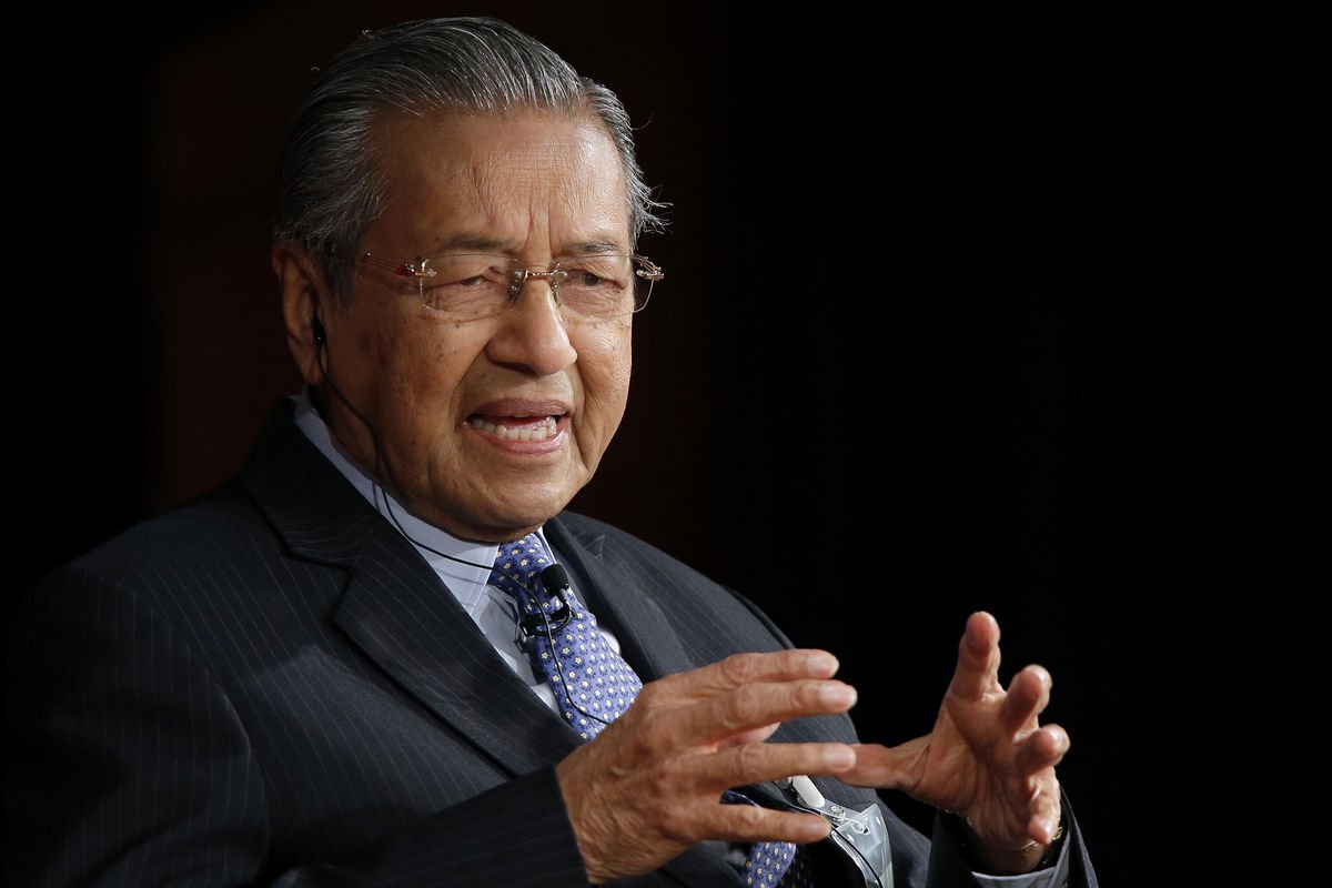 O ex-líder da Malásia, Mahathir Mohamad, aliando-se aos manifestantes que protestam contra o governo pelo segundo dia consecutivo, convocou um movimento de poder popular para derrubar o primeiro ministro, Najib Razak, por um escândalo financeiro; "A única maneira que a gente volte ao antigo sistema é derrotar este primeiro ministro", disse Mahathir