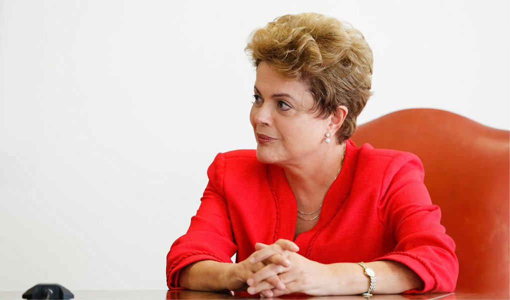 Em entrevista ao jornal belga "Le Soir", publicada nesta segunda (8), a presidente Dilma Rousseff defendeu as medidas de ajuste promovidas pelo seu governo e rechaçou a teoria de que sua equipe econômica está usando uma cartilha conservadora para organizar as finanças; "Tivemos que fazer esse ajuste, que não é nem de direita, nem de esquerda, nem de centro", afirmou; a presidente disse ainda que o ajuste fiscal "não é uma escolha"; "O ajuste é essencial. Não é algo que você pode ou não fazer: não há alternativa senão fazê-lo", ressaltou
