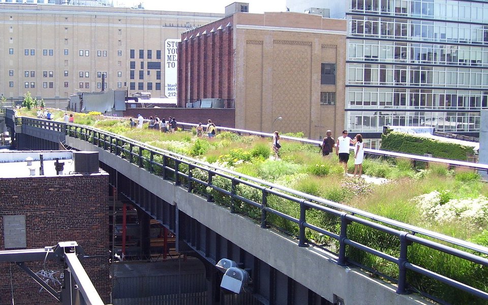 Em vez de demolir um viaduto abandonado em Nova York, a prefeitura transformou-o num parque público de 1,6 quilômetro de extensão. E se fizéssemos o mesmo com os nossos "minhocões"?