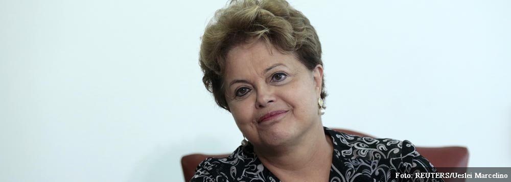 Brazil's President Dilma Rousseff smiles during a meeting with Audi CEO Rupert Stadler at the Planalto Palace in Brasilia September 17, 2013. REUTERS/Ueslei Marcelino (BRAZIL - Tags: POLITICS BUSINESS)
