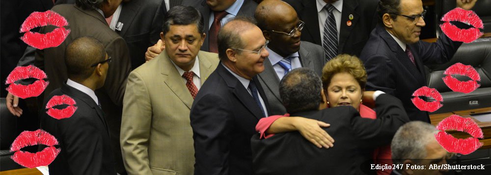 Com texto principal do programa Mais Médicos aprovado pela Câmara durante a madrugada, inflação em doze meses abaixo de 6% e atenta ás mudanças no cenário eleitoral para 2014, presidente Dilma Rousseff se mostra feliz na comemoração de 25 anos da Constituição de 1988, no Congresso; "Estou em uma fase de grandes beijos... com todo o Brasil", divertiu-se ela; no Twitter, Dilma declarou que "a Constituição de 1988 é a mais avançada da nossa história na garantia de direitos sociais e liberdades individuais"; sobre o Mais Médicos, exultou: "Fiquei muito animada com a votação"