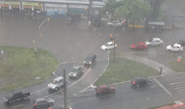 População sai em massa de Porto Alegre em busca de água