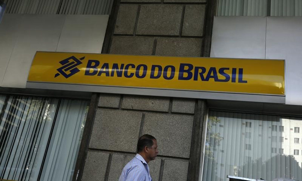 Um homem passa em frente a uma agÃªncia do Banco do Brasil, no Rio de Janeiro. 20/08/2014 REUTERS/Pilar Olivares