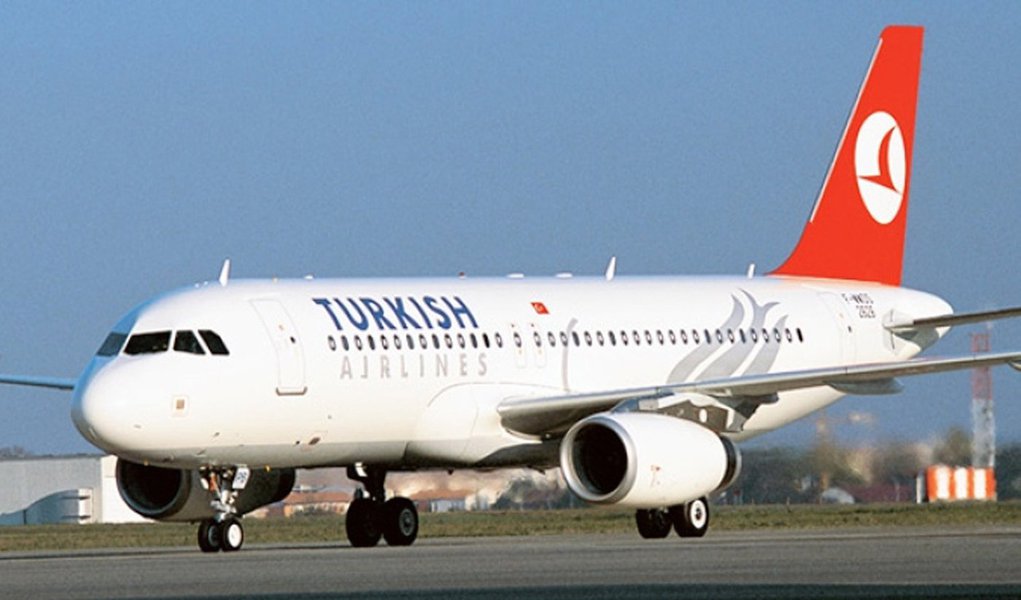 Aeronave fazia voo de Milão a Istambul e fez um pouso de emergência no aeroporto Ataturk, de Istambul, neste sábado, 25, após o motor pegar fogo; Imagens das emissoras de televisão locais mostravam bombeiros no aeroporto próximos à aeronave tentando apagar as chamas, e os passageiros do Airbus A320 foram retirados com segurança; "Todos os 97 passageiros foram levados ao terminal sem problemas de saúde. A razão do incidente será esclarecida após a investigação", disse o porta-voz da companhia Ali Genc