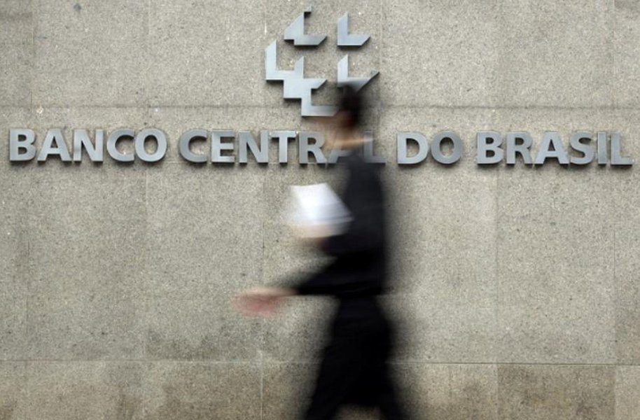 Bolsonaro indica Campos Neto, diretor do Santander, para comandar o BC