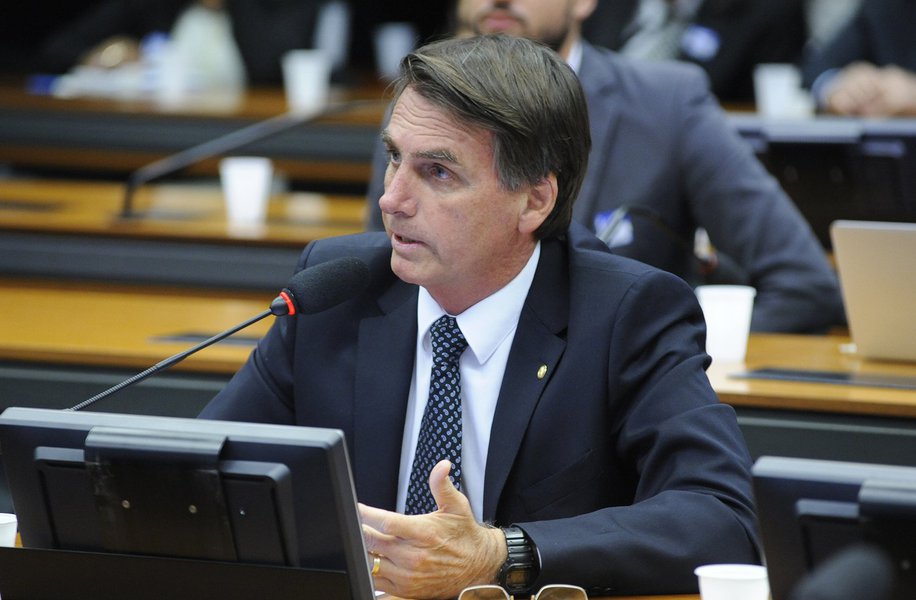 Bolsonaro continua com rejeição disparada: 42%
