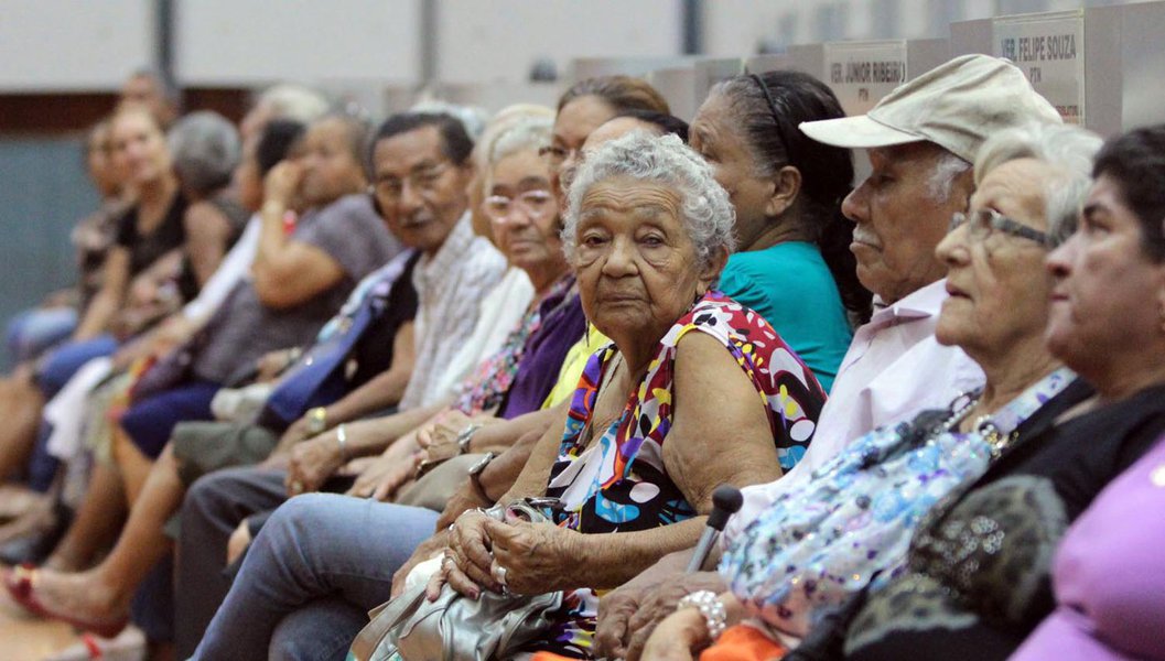 Mais de 3 milhões de idosos não conseguem pagar contas básicas, diz Serasa