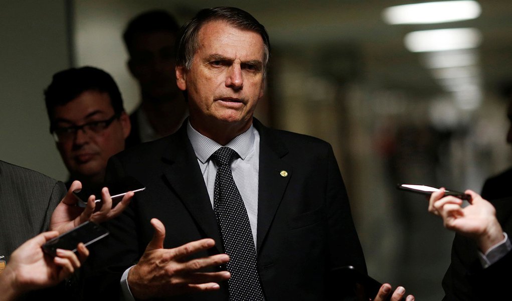 No dia em que pode virar réu por racismo, Bolsonaro ataca STF