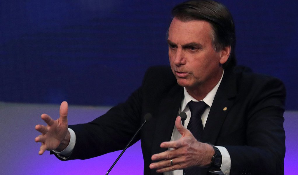 Fugindo dos debates, Bolsonaro confirma que é candidato a ditador
