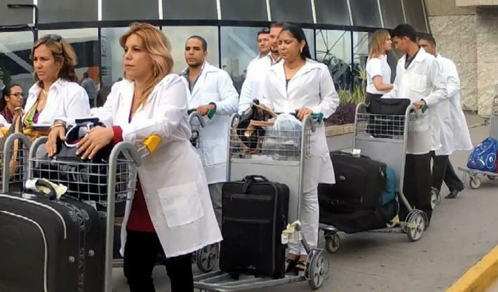 Médicos cubanos que atuavam no Brasil vão para a Venezuela, anuncia Maduro