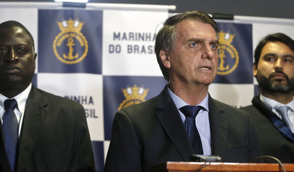Explicação de Bolsonaro sobre escândalo ao lado de símbolos militares irritou oficiais