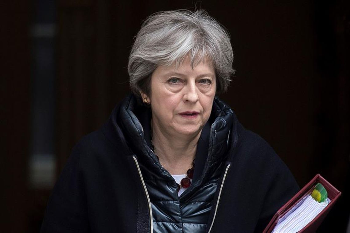 Primeira-ministra britânica adia votação sobre acordo do Brexit