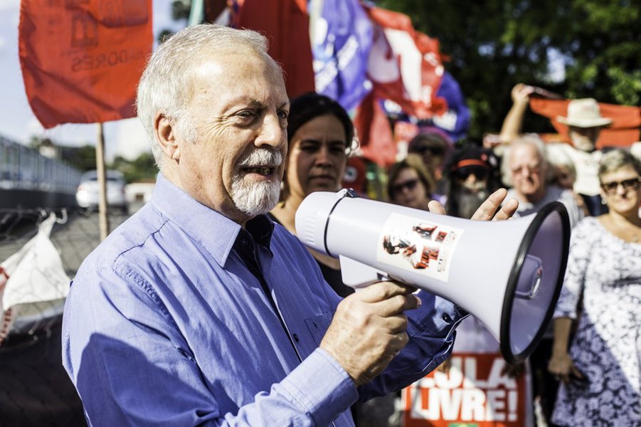 Padre visita Lula e diz que prisão sem provas viola direitos humanos
