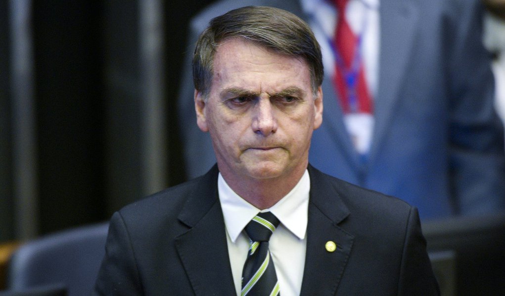 Bolsonaro alega “recomendação médica” e silencia sobre escândalo envolvendo mulher e filhos