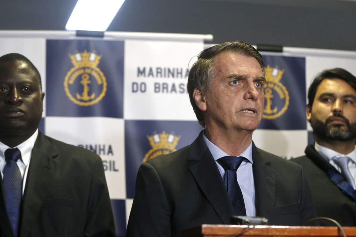 Bolsonaro diz que cirurgia marcada para janeiro pode ser adiada
