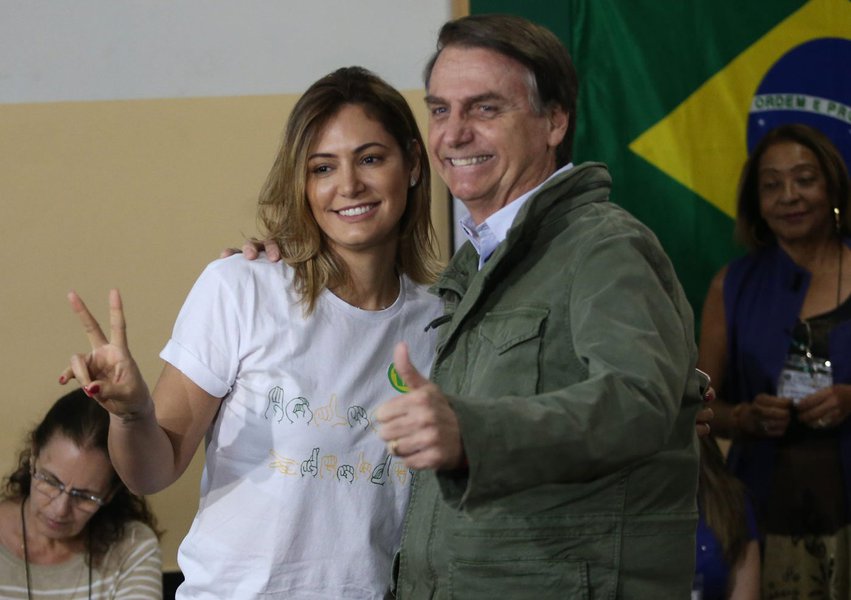 Mulher de Bolsonaro teria movimentado dinheiro de conta suspeita, diz Coaf