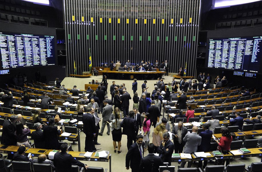 Câmara libera municípios a estourar limite de gastos com pessoal
