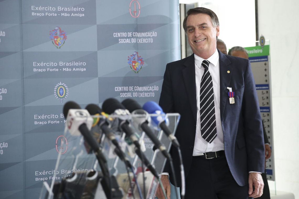 Bolsonaro ganha medalha que Ustra e outros torturadores também receberam